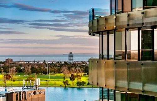 Melbourne Apartment | Unforgettable YVE 1401: Breathtaking Bay Views Await