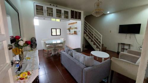 Malolos City Apartment | Cozy YYY's Townhouse: Pet & Child Friendly Getaway
