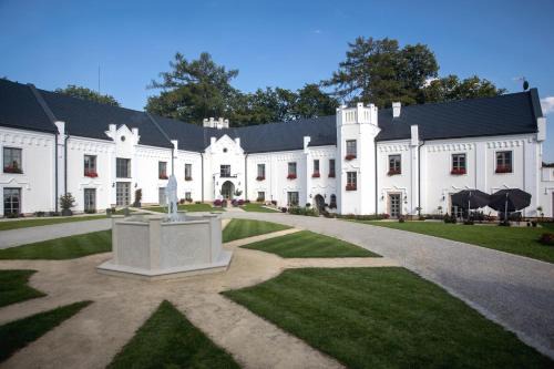 Kvetinov Hotel | Discover Zámek Kvasetice: 4-Star Family-Friendly Retreat