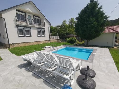 Vonyarcvashegy House | Experience Zétény Vendégház: Oceanfront Retreat for Families