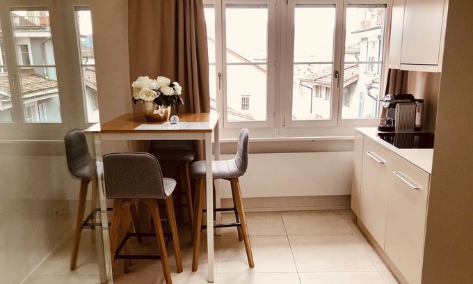 Old Town Apartment | Discover Zürich Niederdorf: Comfort Near Grossmünster