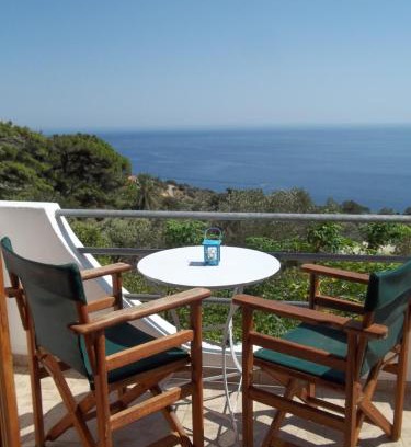 Armenistis House | Pet-Friendly Zacharoula Rooms: Family Welcome & High Ratings
