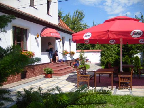 Slupsk Hotel | Relax at Zajazd Biały Dom: Family-Friendly Getaway