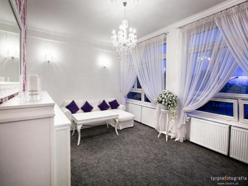 Debica Hotel | Cozy Zajazd Polonez: Family-Friendly with Restaurant & Fireplace