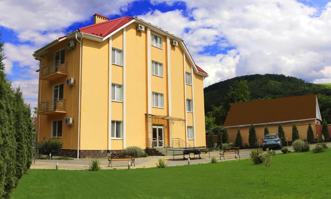 Karpaty Hotel | Inviting Zakarpatskiy Oazis: Family-Friendly Retreat with Hot Tub