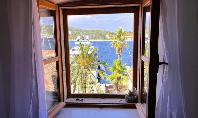 Vis House | Exceptional Zamaria Apartments with Hot Tub & Family-Friendly Amenities