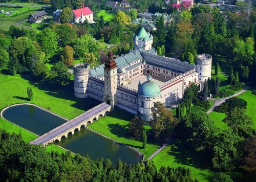 Krasiczyn Hotel | Discover Zamek w Krasiczynie: Family-friendly Retreat