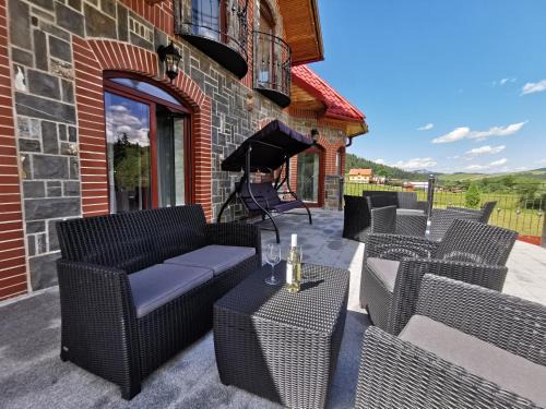 Matiasovce House | Charming Zamoček: Guest Rated 10/10 with Pool & Kitchen