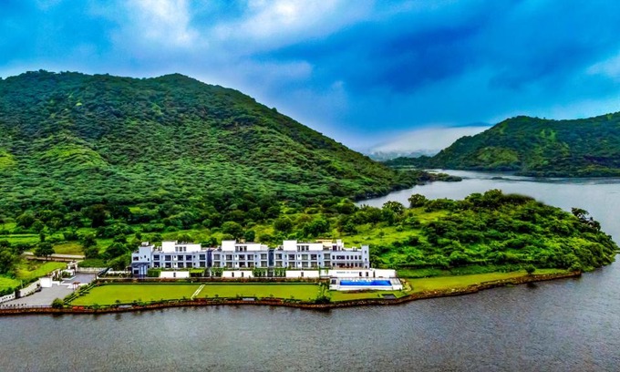 Udaipur District Hotel | Scenic 'ZANA' Lakeview Resort: Pet-Friendly & Oceanfront Stay