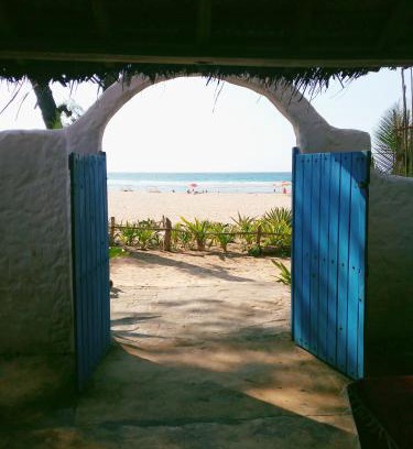 Tofo Apartment | Oceanfront Zanzi Guest House with Breakfast & Family Fun