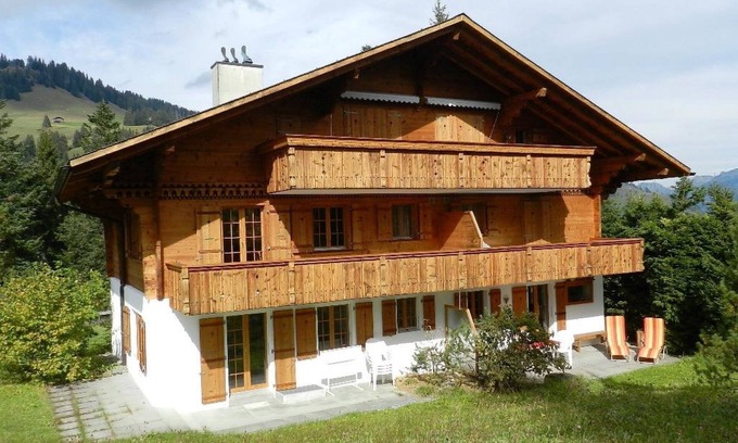Saanenmoeser Apartment | Relaxing Retreat at Zapfe (Moore) with Spa & Breakfast