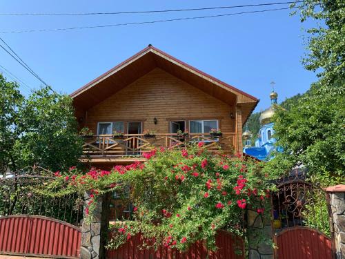 Yasinya House | Discover ZarinSki: Family-Friendly Retreat with Kitchen Access