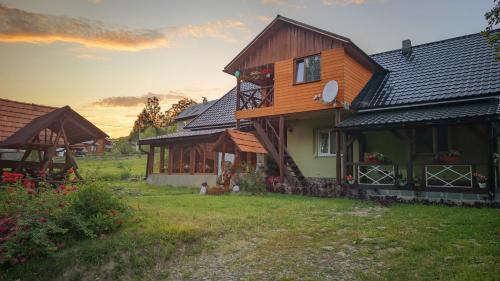 Podobovets Cabin | Budget-Friendly Zatishok Bilya Richky with Breakfast & Pets