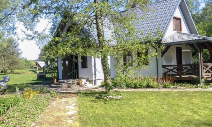 gmina Lubycza Krolewska House | Welcoming Zatylówka: Relaxing Spa & Family-Friendly Amenities