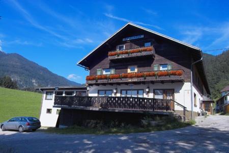 Muhldorf Apartment | Cozy Zaunerhof Apts: Pet & Child Friendly Retreat