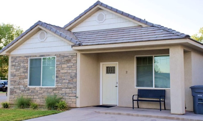 La Verkin House | Ideal Home Base for Zion: Family-Friendly with Breakfast