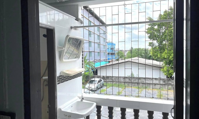 Khanna Yao Hotel | Budget-Friendly Stay at Ze Residence Rarm Intra with Breakfast