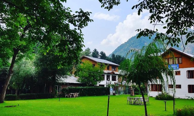 Laripora House | Pet-Friendly Zebrina Guest House with Ocean Views in Pahalgam