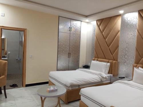 Kalam Hotel | Discover Zee Stays: Family-Friendly Retreat with Hot Tub