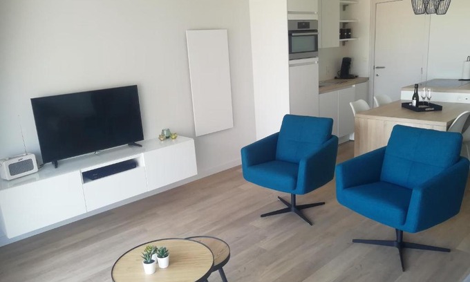 Oostduinkerke-Bad Apartment | Cozy Zeebriesje: Oceanfront Bliss with Hot Tub Access