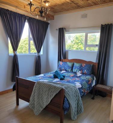 Grassy Park House | Discover Zeekoevlei: Family-Friendly & Perfectly Rated!