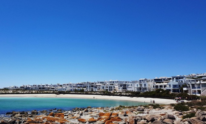 Paradise Beach House | Cozy Zeewolf Hotel with Ocean View in Langebaan