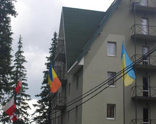 Dragobrat Hotel | Pet-Friendly Zelena Dacha: Pool, Hot Tub & Breakfast Included