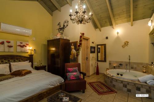 Sde Eliezer Cabin | Indulge at Zemer Lodging: Rated 9.2, Spa & Hot Tub Await
