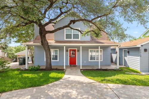 Apache Shores House | Cozy Tree House Retreat in Zen Austin - Pet Friendly Oasis