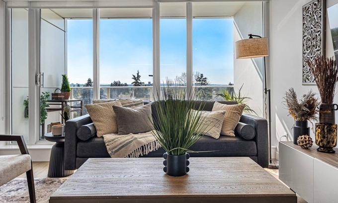 Hillhurst Apartment | Trendy Kensington Zen Hideaway with Great Amenities