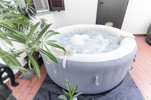 Casale Monferrato Apartment | Zen Jacuzzi Retreat mit Terrasse Garage und 24 7 Check in Netflix und Disney Plus