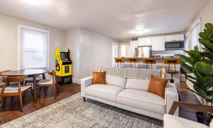 Detroit - Shoreway Apartment | Relaxing Zen Retreat: Ocean View, Arcade & Free Parking