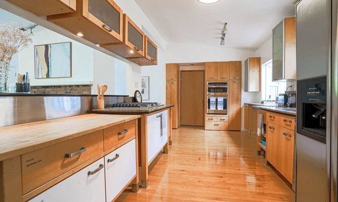 Mercer Island House | Tranquil Mercer Island Home with Kitchen & Breakfast Options