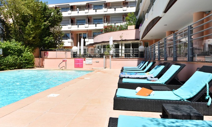 Le Cannet Hotel | Relax at Zenitude Hôtel-Résidences Le Cannet with Pool & Spa