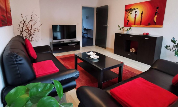 Zentrum Apartment | Tranquil Green Retreat: Perfect Family Getaway with Spa