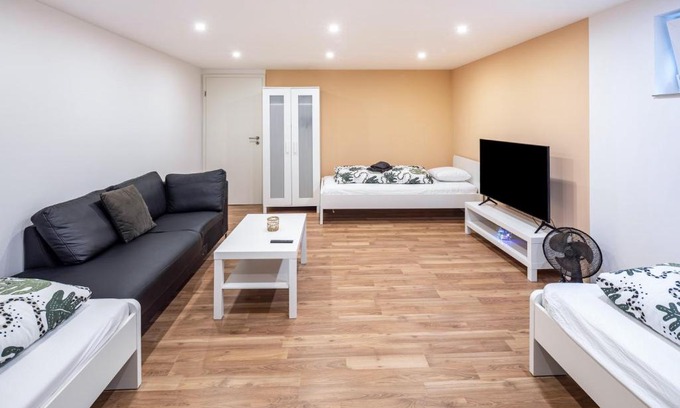 Waldau Apartment | Family-Friendly Getaway at Zentrum Kassel with Hot Tub