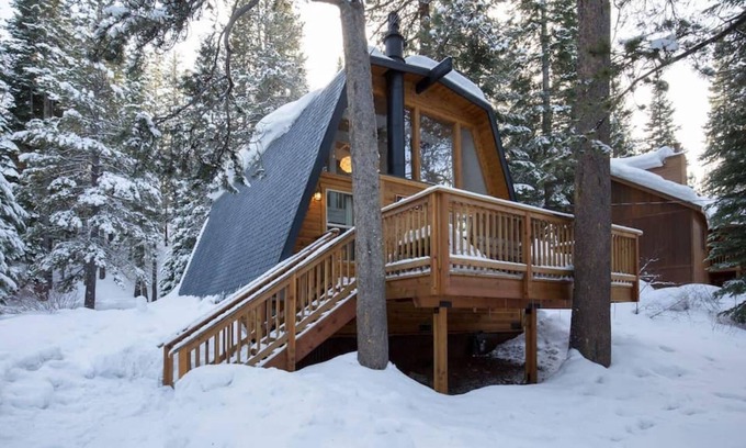 Truckee Cabin | Stylish Zephyr by AvantStay with Pool & Lake Views