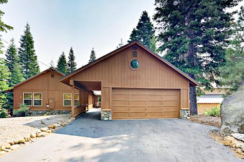 Truckee House | Inviting Zermatt Getaway with Ocean View and Pool Access