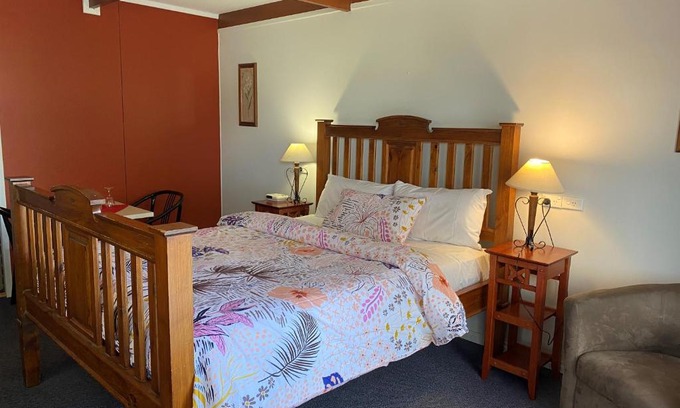 Nhill Hotel | Relax at Zero Inn Motel: 4-Star Comfort with Pool & Breakfast