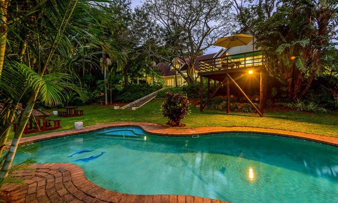 Port Edward House | Cozy Zesty Guesthouse with Pool and Breakfast Included