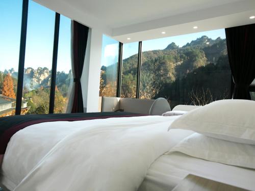 Wulingyuan House | Experience Zhang Jia Jie Forest Park Dream with Pool & Breakfast