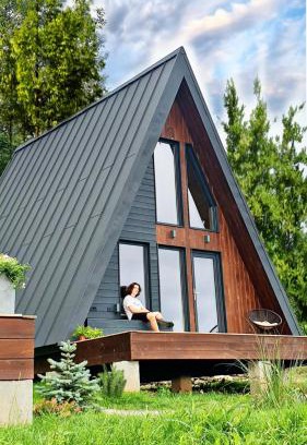 Bran Cabin | Idyllic Zibran Cabane: Oceanfront Escape with Hot Tub