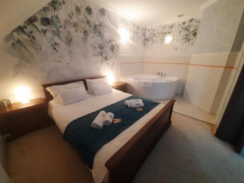 gmina Rzekun Hotel | Inviting Zielony Zakątek: Family-Friendly with Pool & Dining