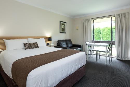 Vale Of Clwydd Hotel | Relax at Zig Zag Motel & Apartments with Oceanfront Views