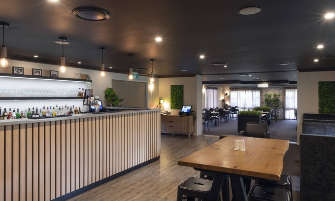 Vale Of Clwydd Hotel | Eco-Friendly Zig Zag Motel: Relax by the Pool and Dine Well