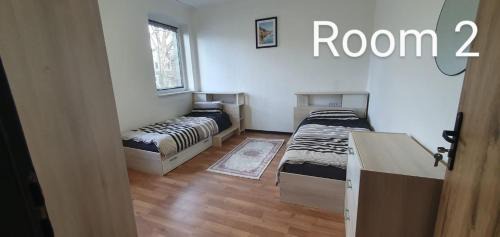 Leverkusen Apartment | Zimmer 2 von 3 mit Gemeinschaftsbad-Küche, 30min Köln Messe Bahnhof, 5min Leverkusen Bahnhof Zentrum