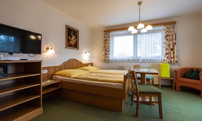 Schuttdorf Cottage | Experience Comfort at Zimmer 8 - Gästehaus Bleiweis-Zehentner