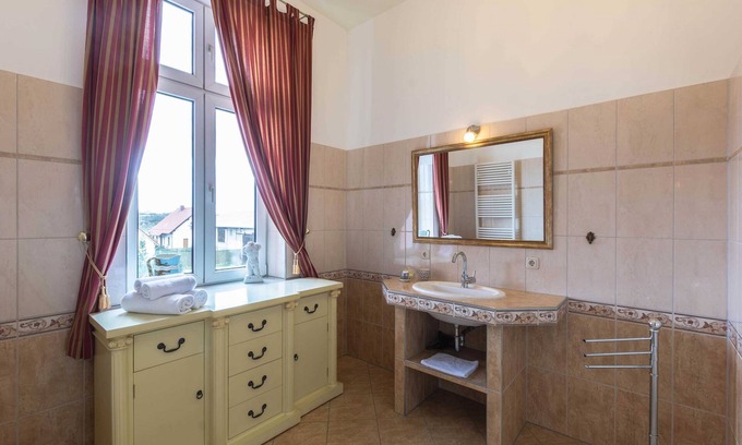 Hohen Demzin House | Experience Comfort at Zimmer Ludwigslust - Schlosshotel Groß Köthel