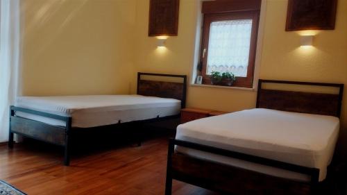 Schoemberg House | Cozy Room with Two Single Beds - Family-Friendly Stay