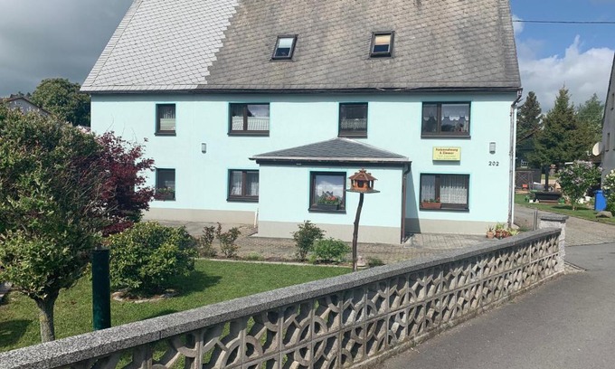 Großhartmannsdorf Apartment | Cozy Zimmervermietung Lippmann: Pet-Friendly Retreat